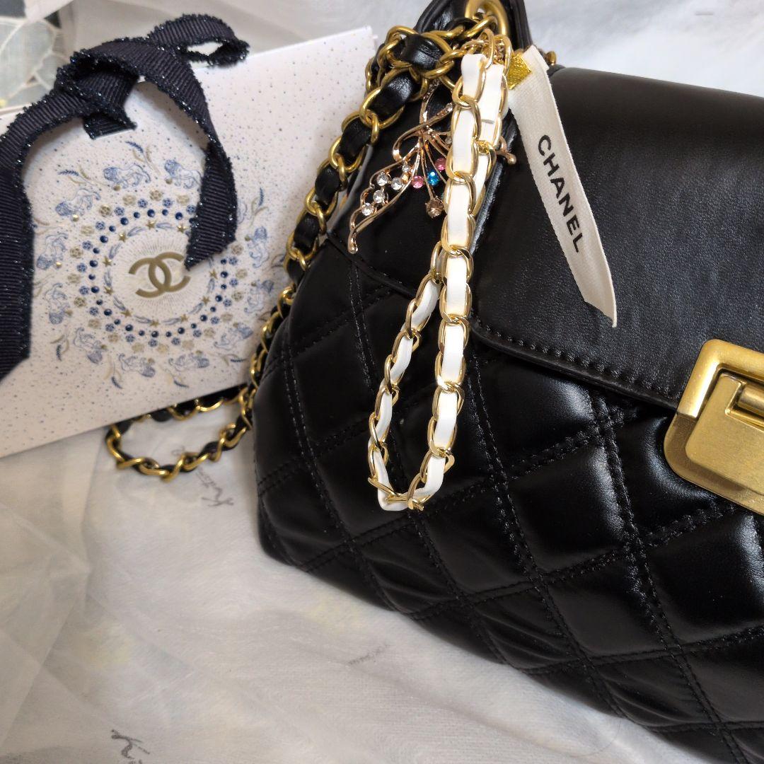 新品未使用ノベルティCHANELチャーム2つ　ショッパー付き　社外品バッグ