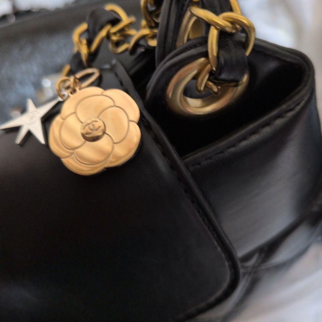 新品未使用ノベルティCHANELチャーム2つ　ショッパー付き　社外品バッグ