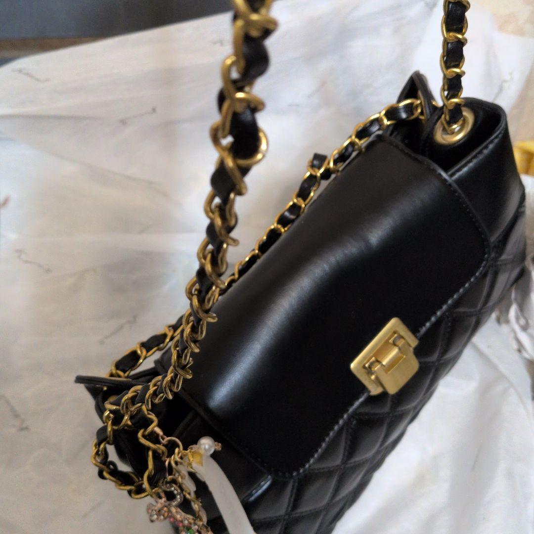 新品未使用ノベルティCHANELチャーム2つ　ショッパー付き　社外品バッグ