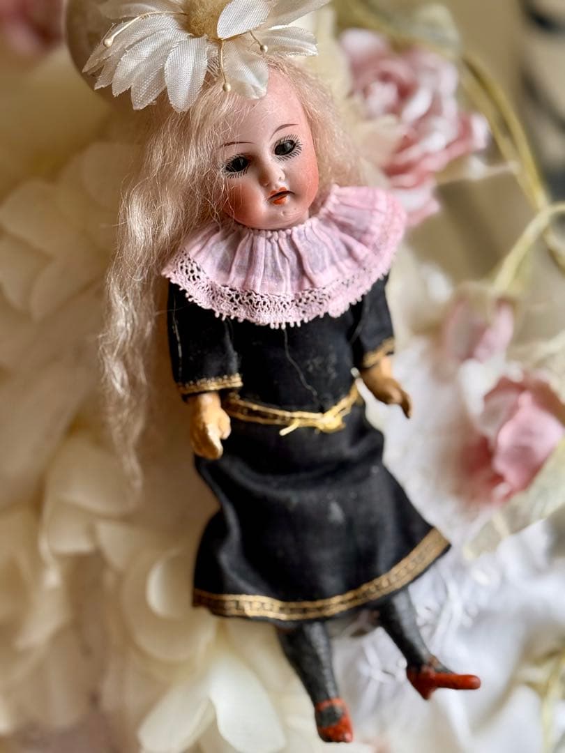 ＊専用＊　アンティーク　ドール　ミニョネット　白いお花の布花付き