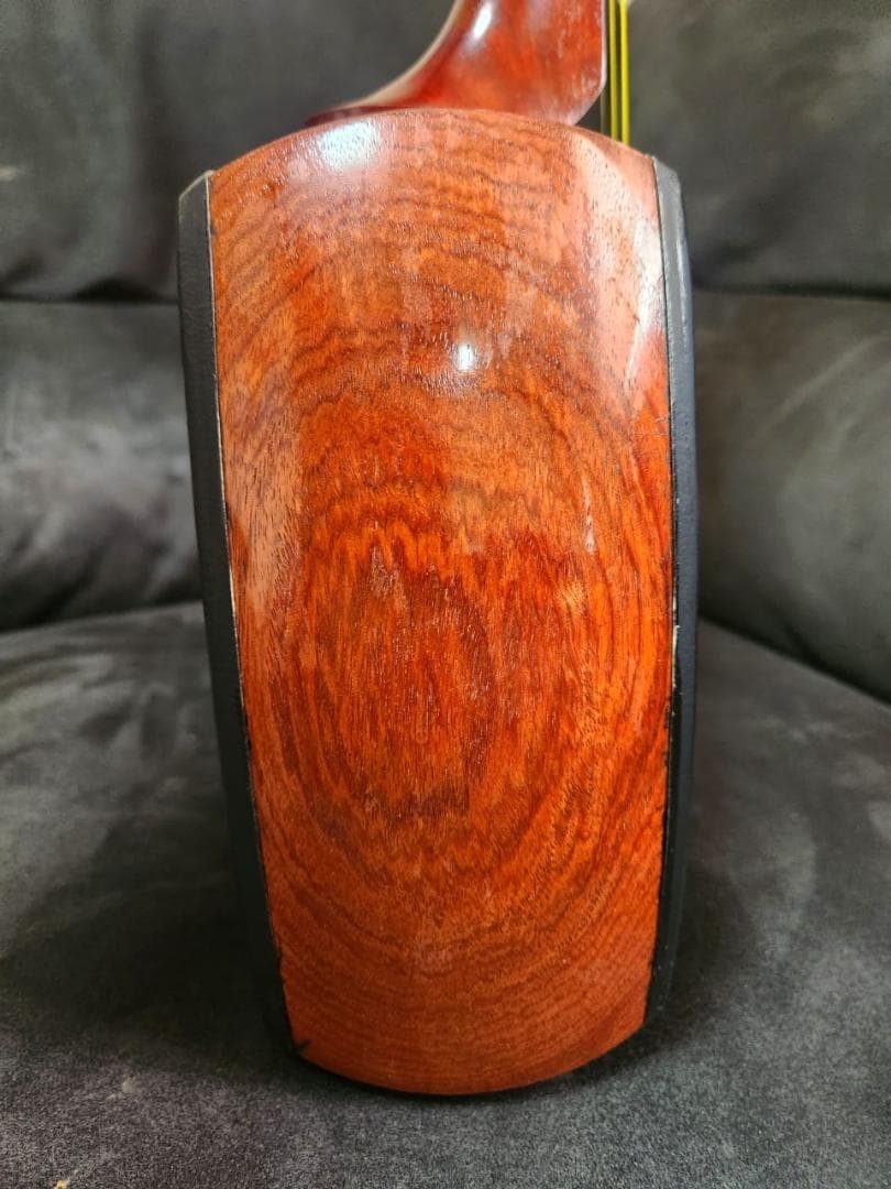 三味線 ミディアムネック - 革に​​破れはありません。