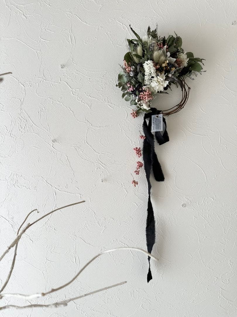 ＊ペッパーベリーとクリスマスローズのピンクのハーフリースとモビールと。＊ 27㌢