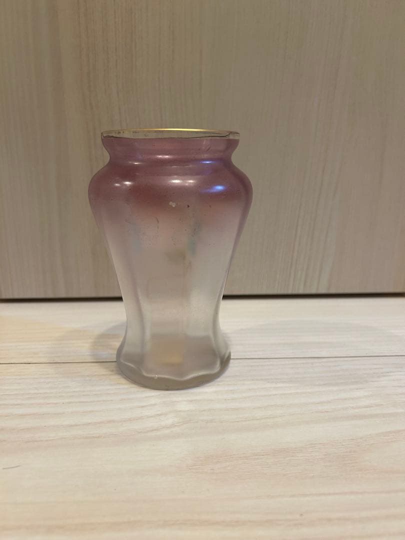 花柄装飾のガラス花瓶
