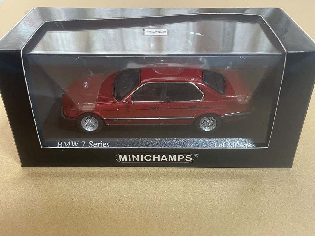  7-Series 1986 Red llic ミニカー