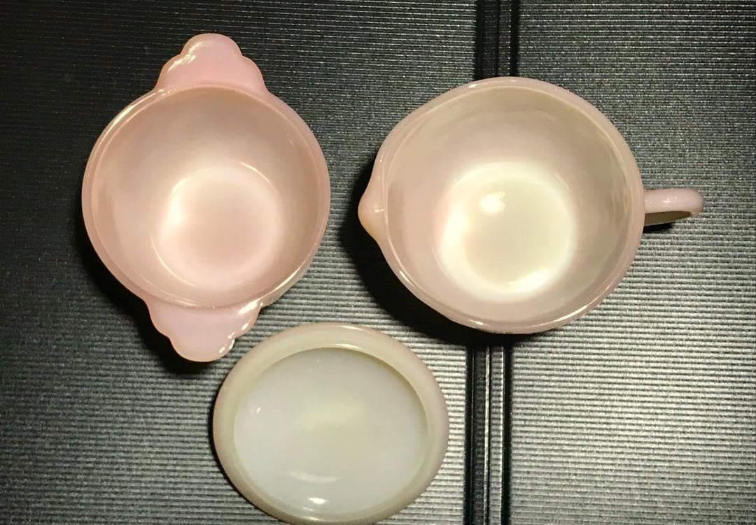ファイヤーキング スワールピンク カップ＆ソーサ2客とクリーム＆シュガーのセット
