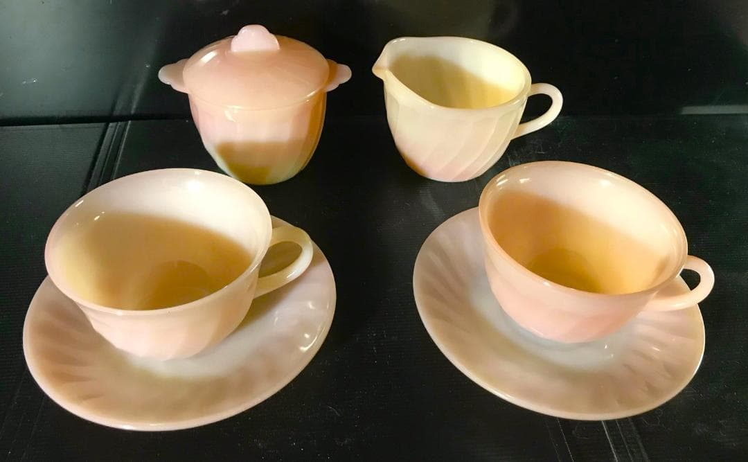 ファイヤーキング スワールピンク カップ＆ソーサ2客とクリーム＆シュガーのセット