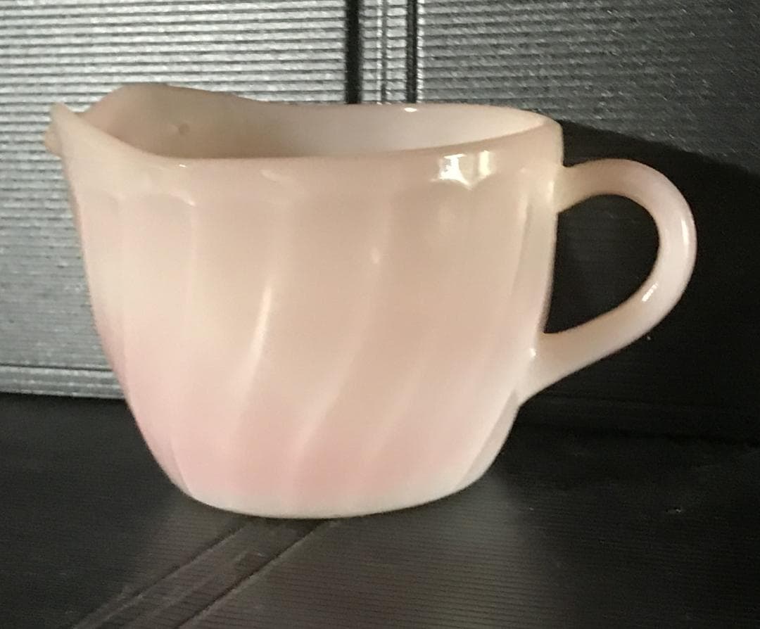 ファイヤーキング スワールピンク カップ＆ソーサ2客とクリーム＆シュガーのセット