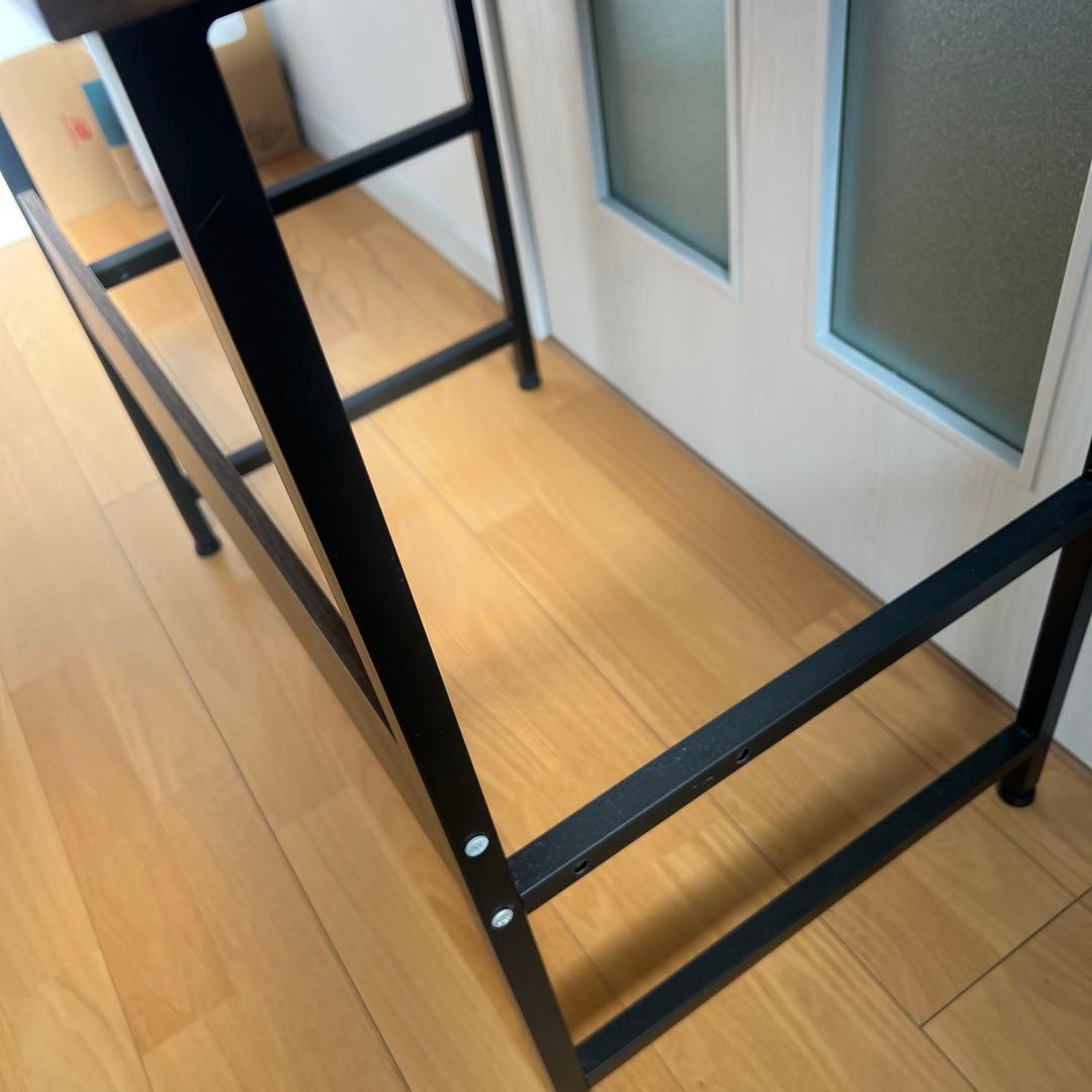 シンプルな木製テーブル