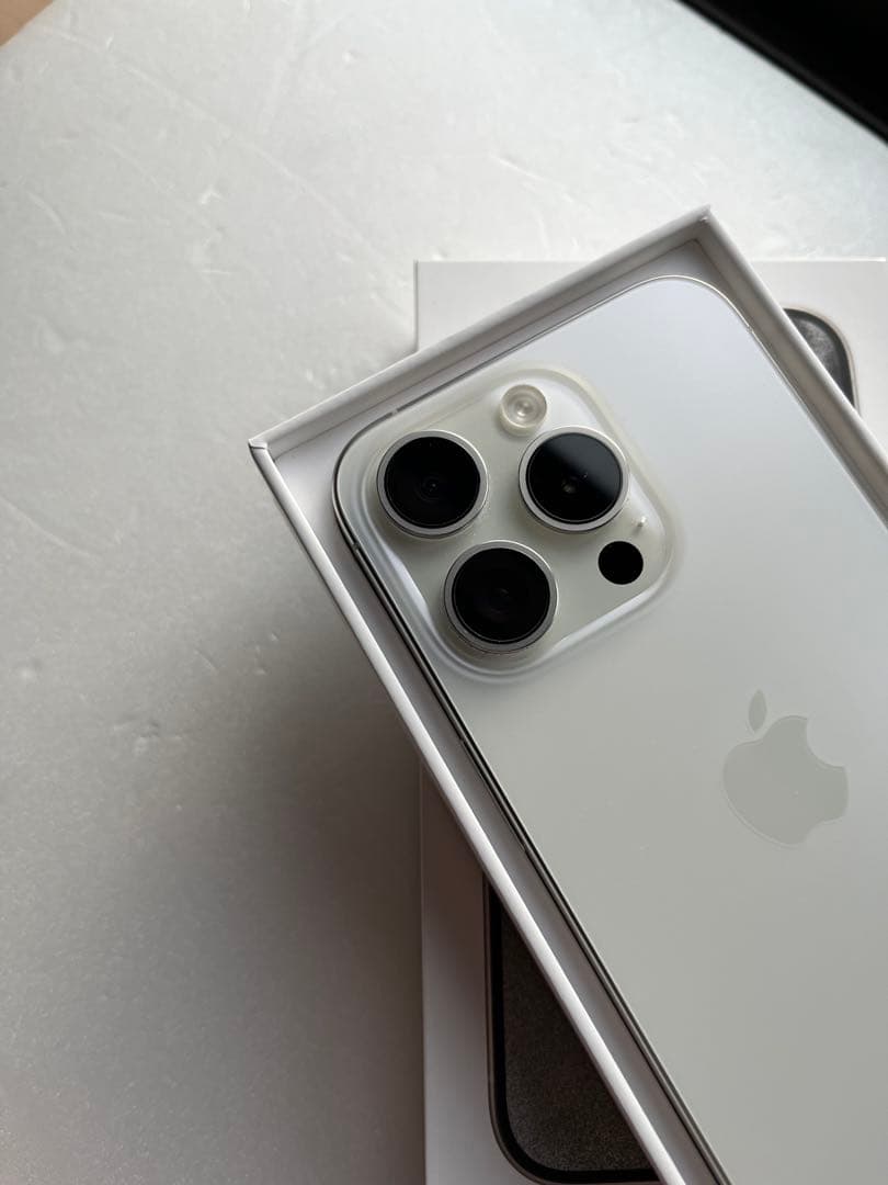 Apple iPhone 15 Pro 256GB ホワイトチタニアム