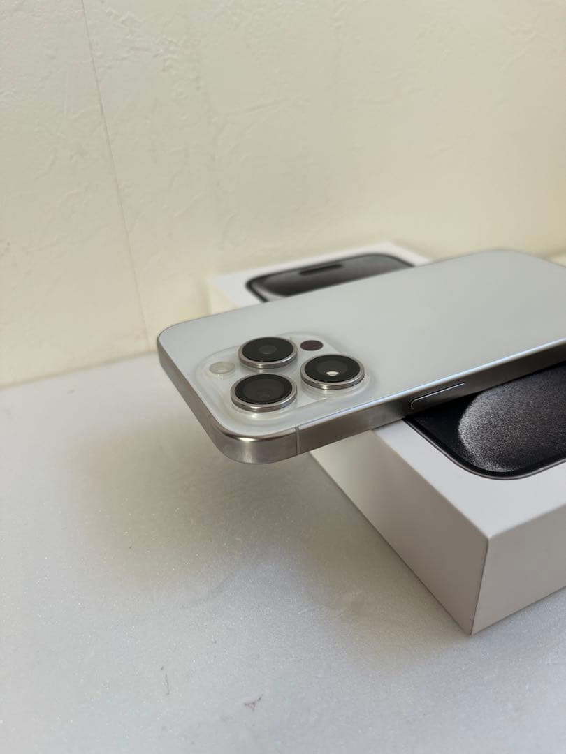 Apple iPhone 15 Pro 256GB ホワイトチタニアム