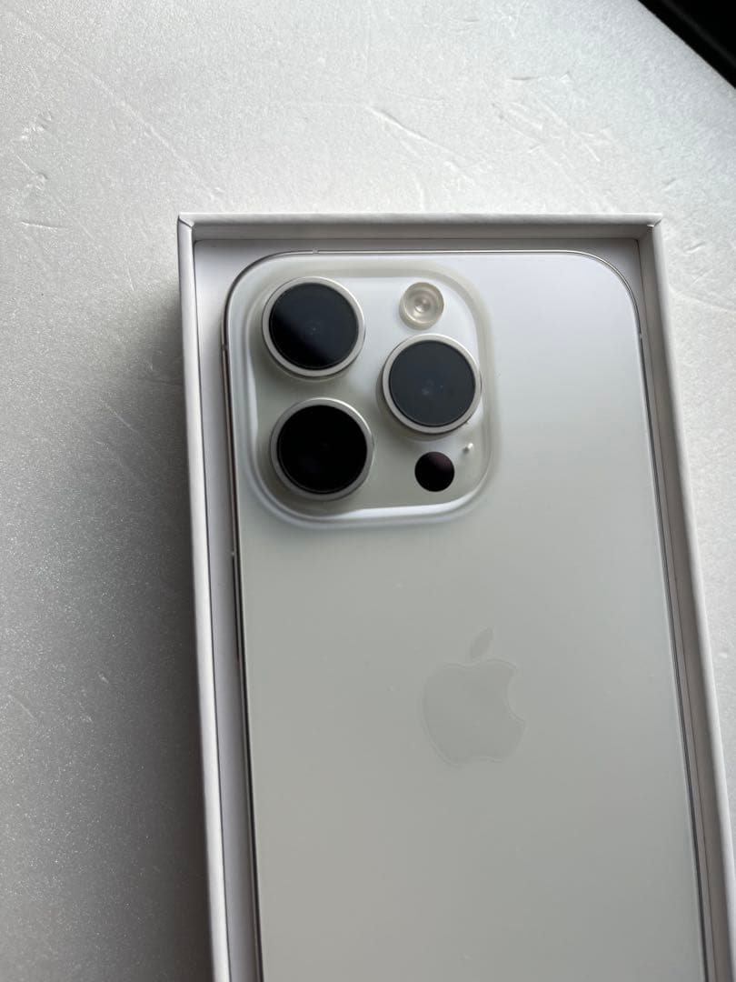 Apple iPhone 15 Pro 256GB ホワイトチタニアム