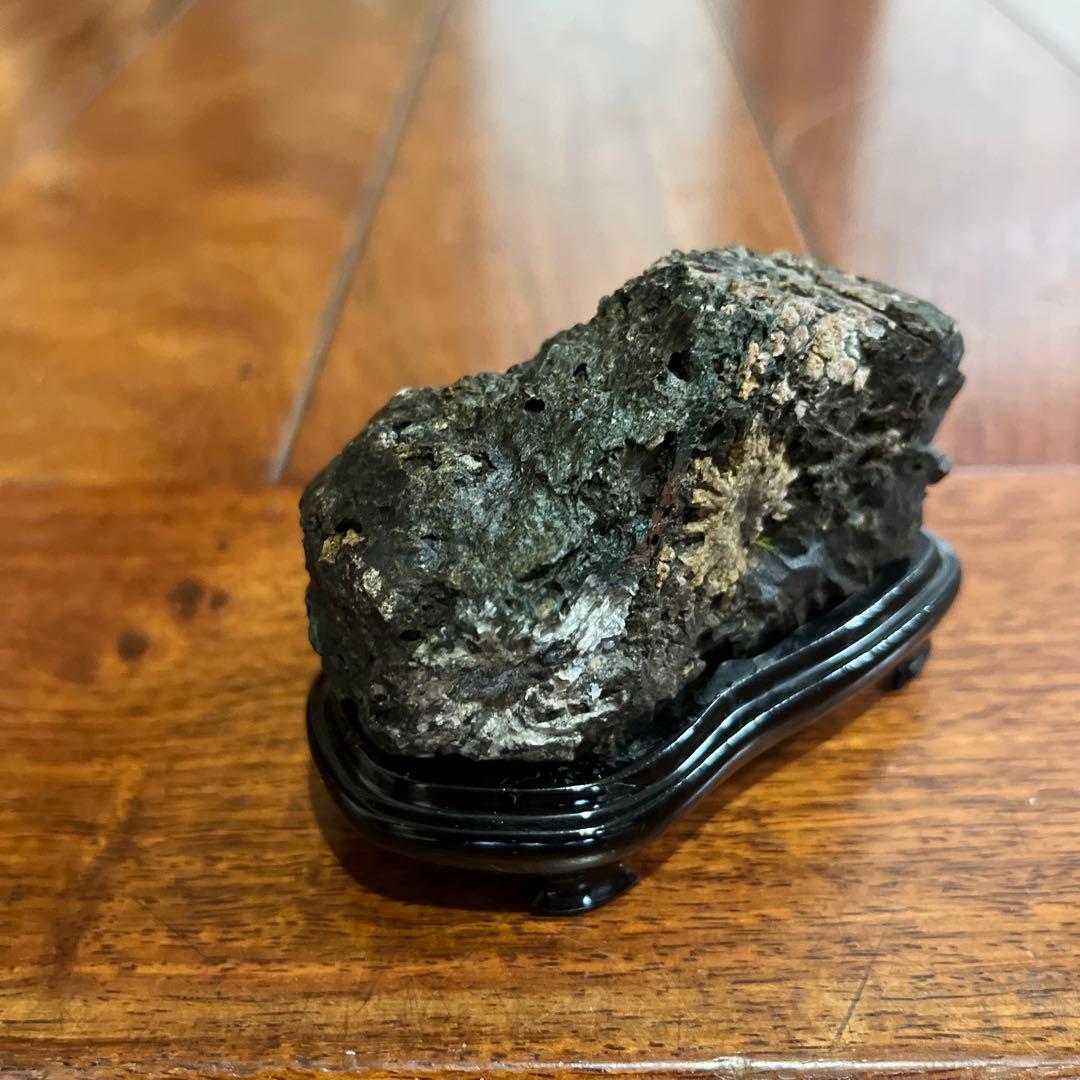 水石 黒色の台座付き