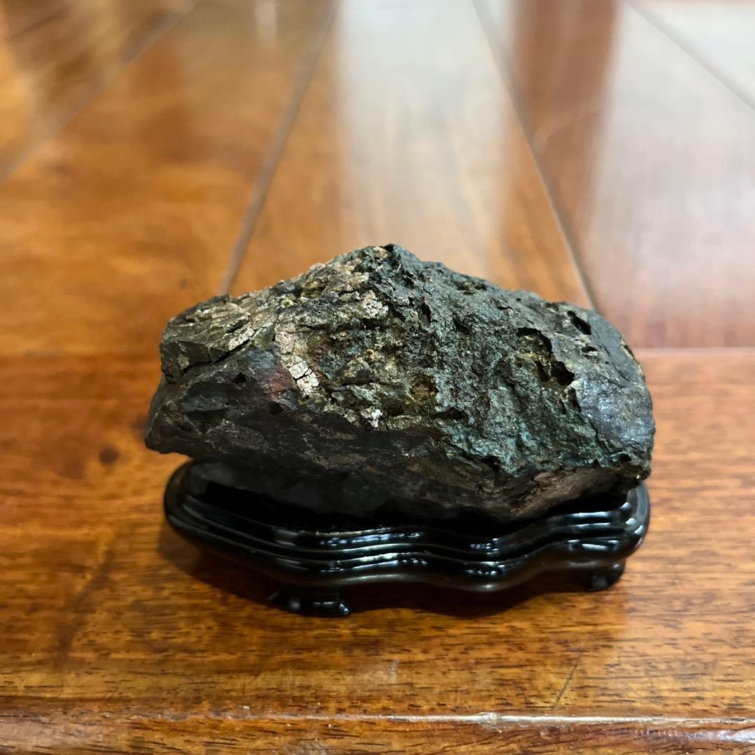 水石 黒色の台座付き