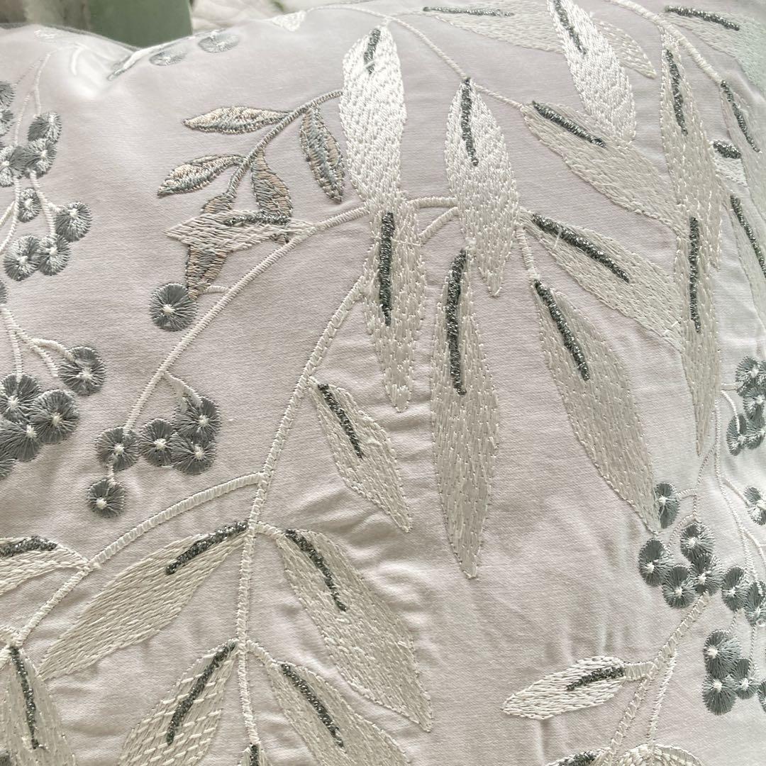 ローラアシュレイイギリス老舗　一面刺繍枕クッション　フェザーパッド　新品