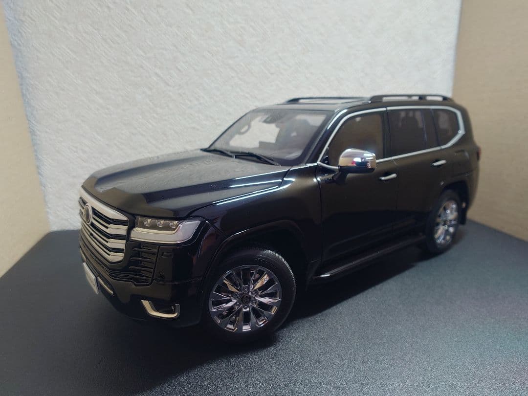 LCD Models 1/18 ランドクルーザー300 ZX