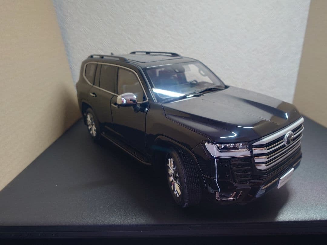 LCD Models 1/18 ランドクルーザー300 ZX