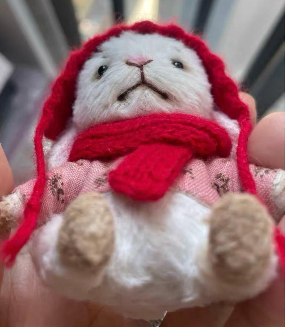 ボンボン帽子の垂れ耳うさぎ アーティストベア 海外作家 ハンドメイド ぬいぐるみ