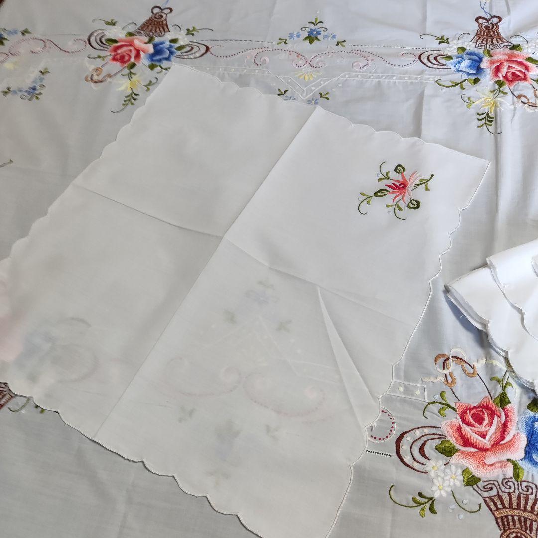 ② 大判テーブルクロス と ナプキン12枚付