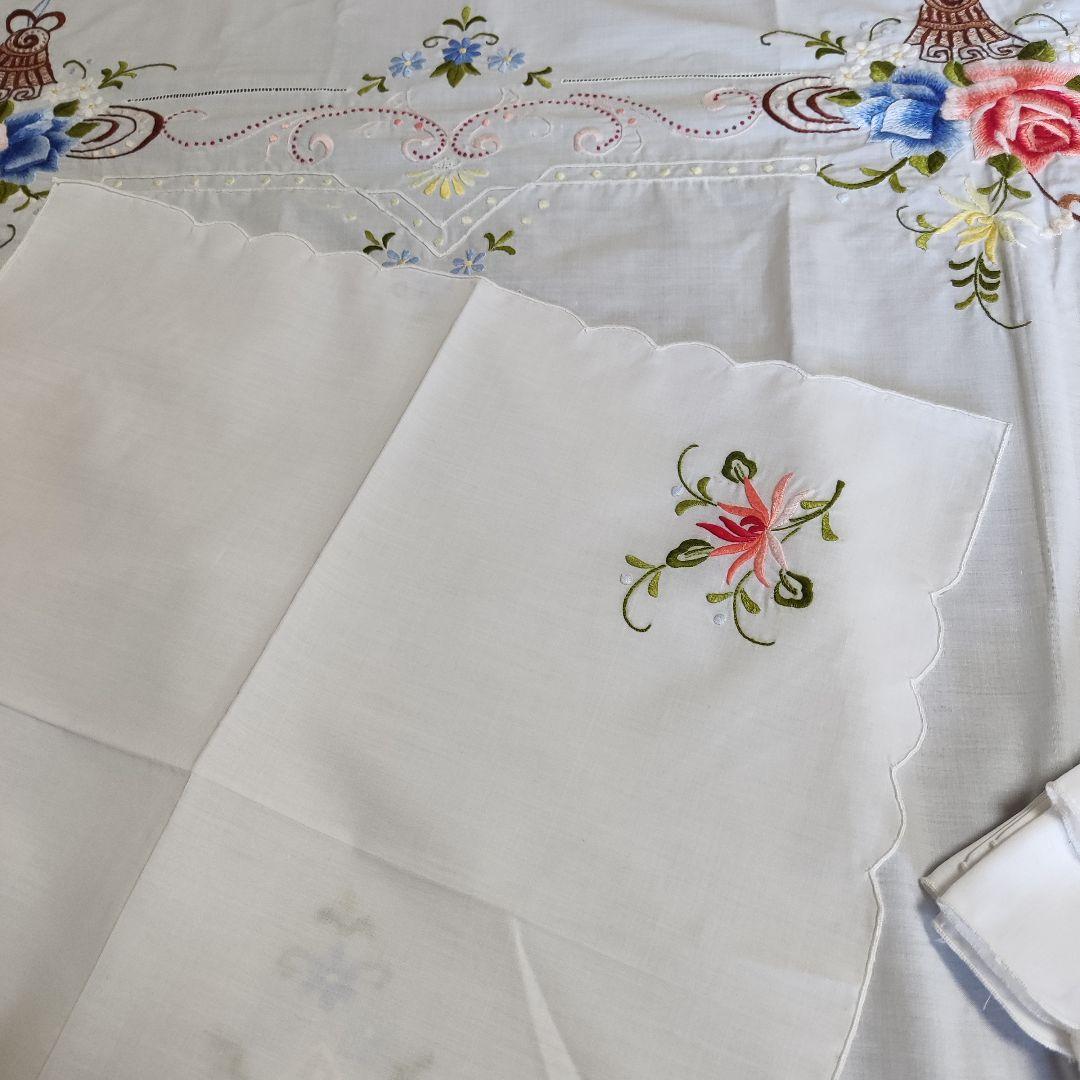 ② 大判テーブルクロス と ナプキン12枚付