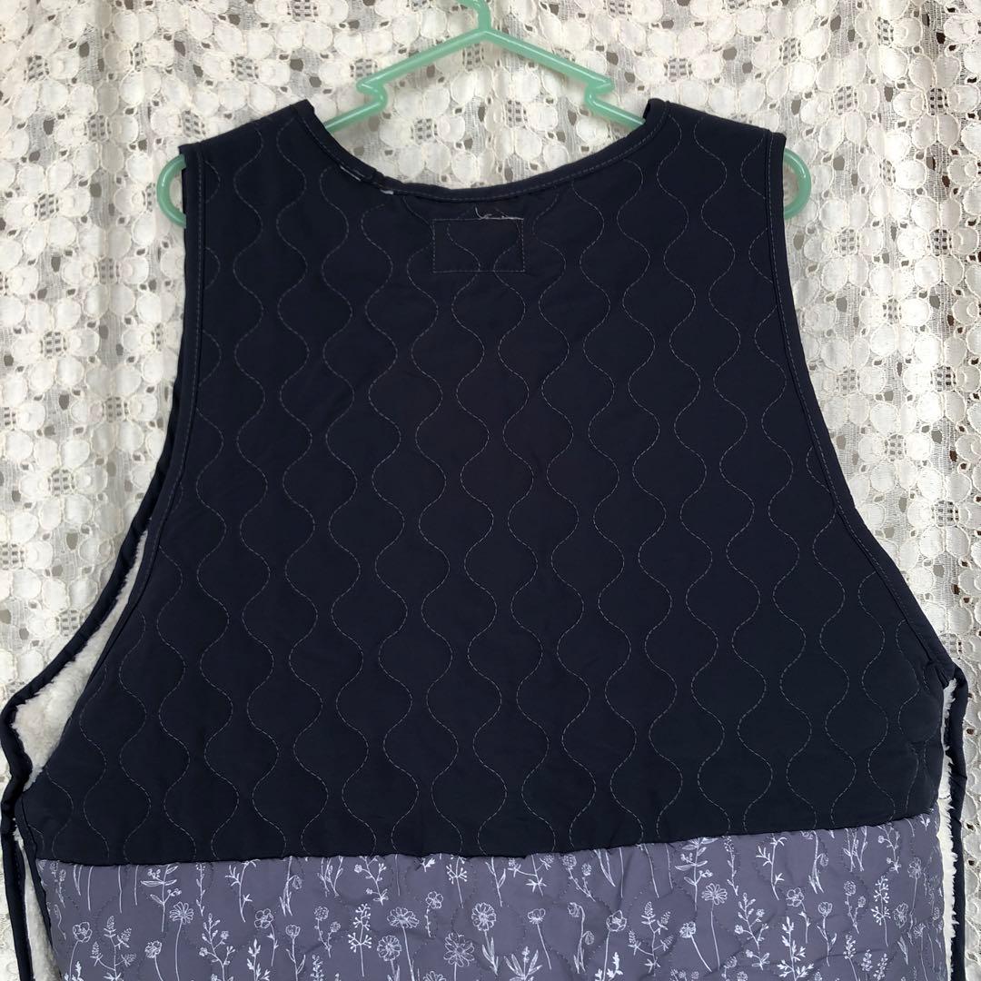 ミオキルトタブリエ　キルティングエプロン ネイビーとグレー花柄