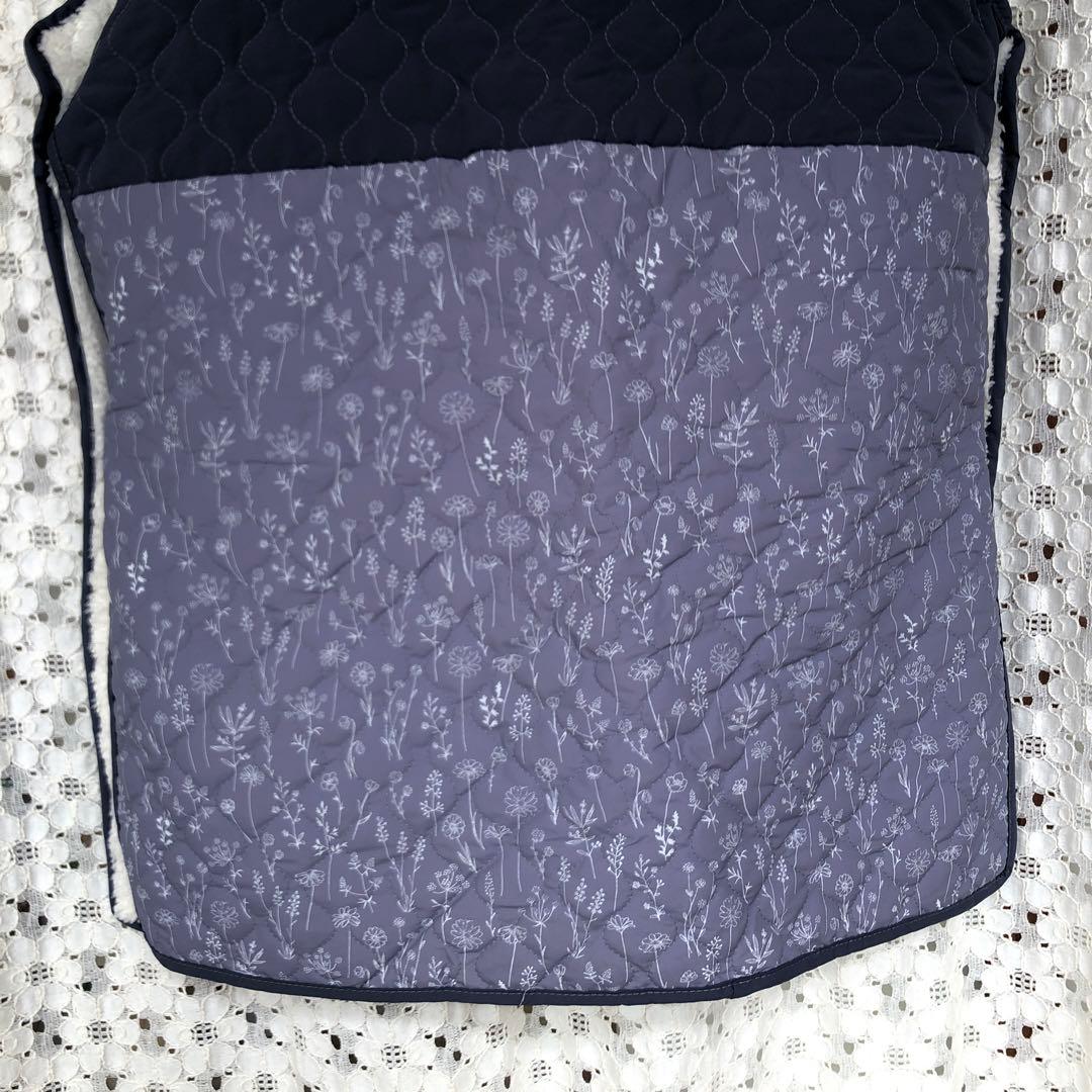 ミオキルトタブリエ　キルティングエプロン ネイビーとグレー花柄