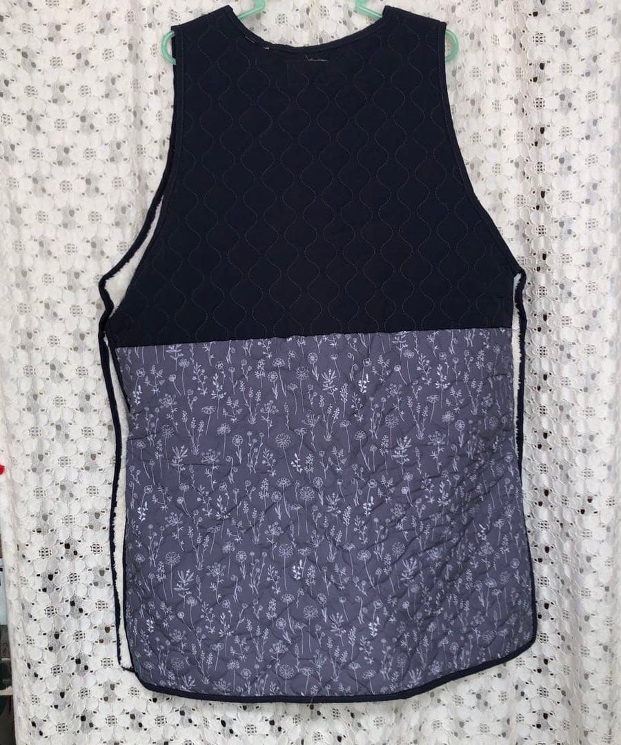 ミオキルトタブリエ　キルティングエプロン ネイビーとグレー花柄