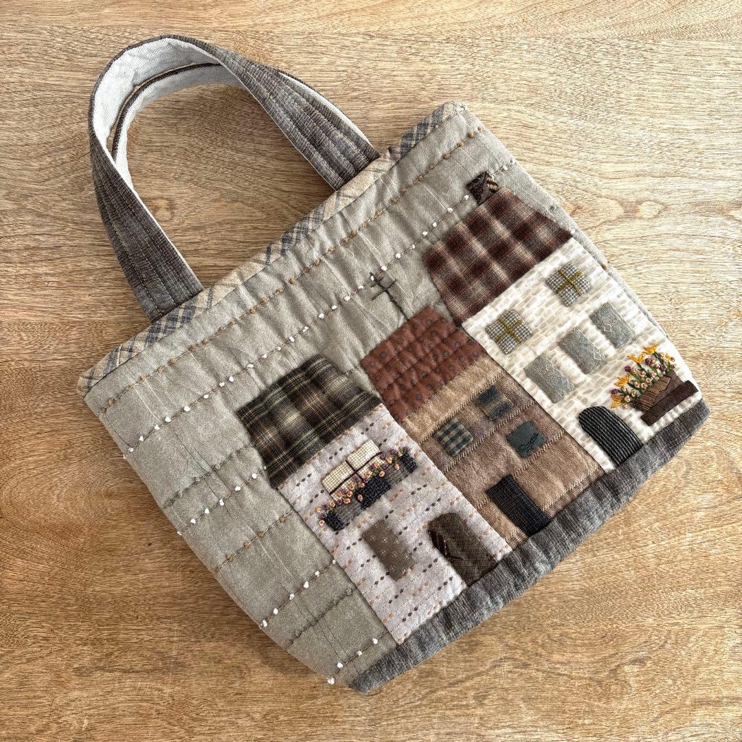 パッチワークキルト　トープカラーとハウスのトートバック　ハンドメイド