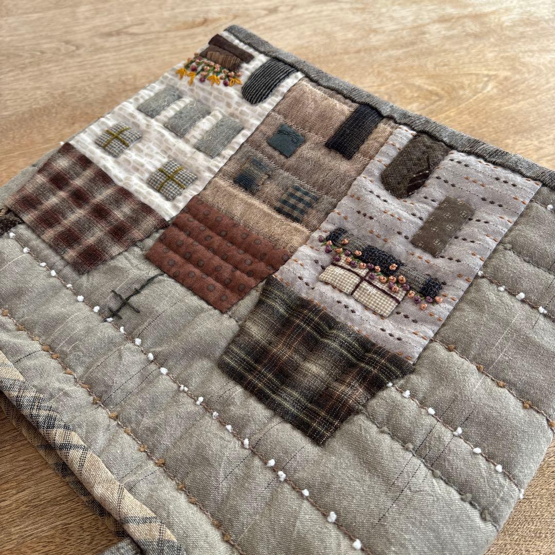 パッチワークキルト　トープカラーとハウスのトートバック　ハンドメイド