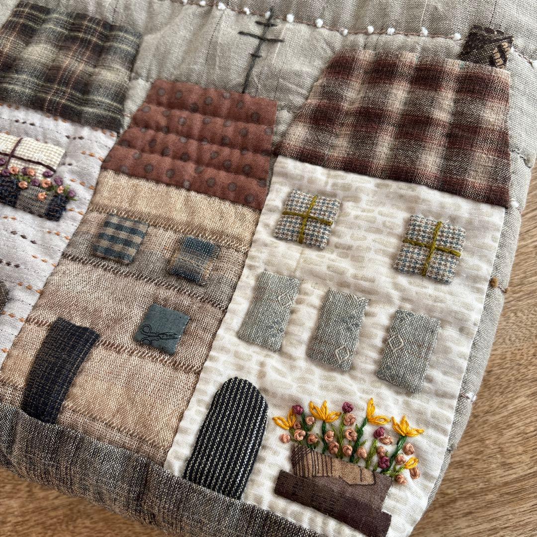 パッチワークキルト　トープカラーとハウスのトートバック　ハンドメイド