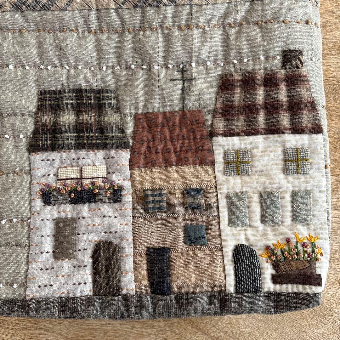 パッチワークキルト　トープカラーとハウスのトートバック　ハンドメイド