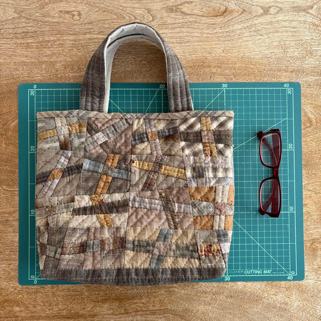 パッチワークキルト　トープカラーとハウスのトートバック　ハンドメイド