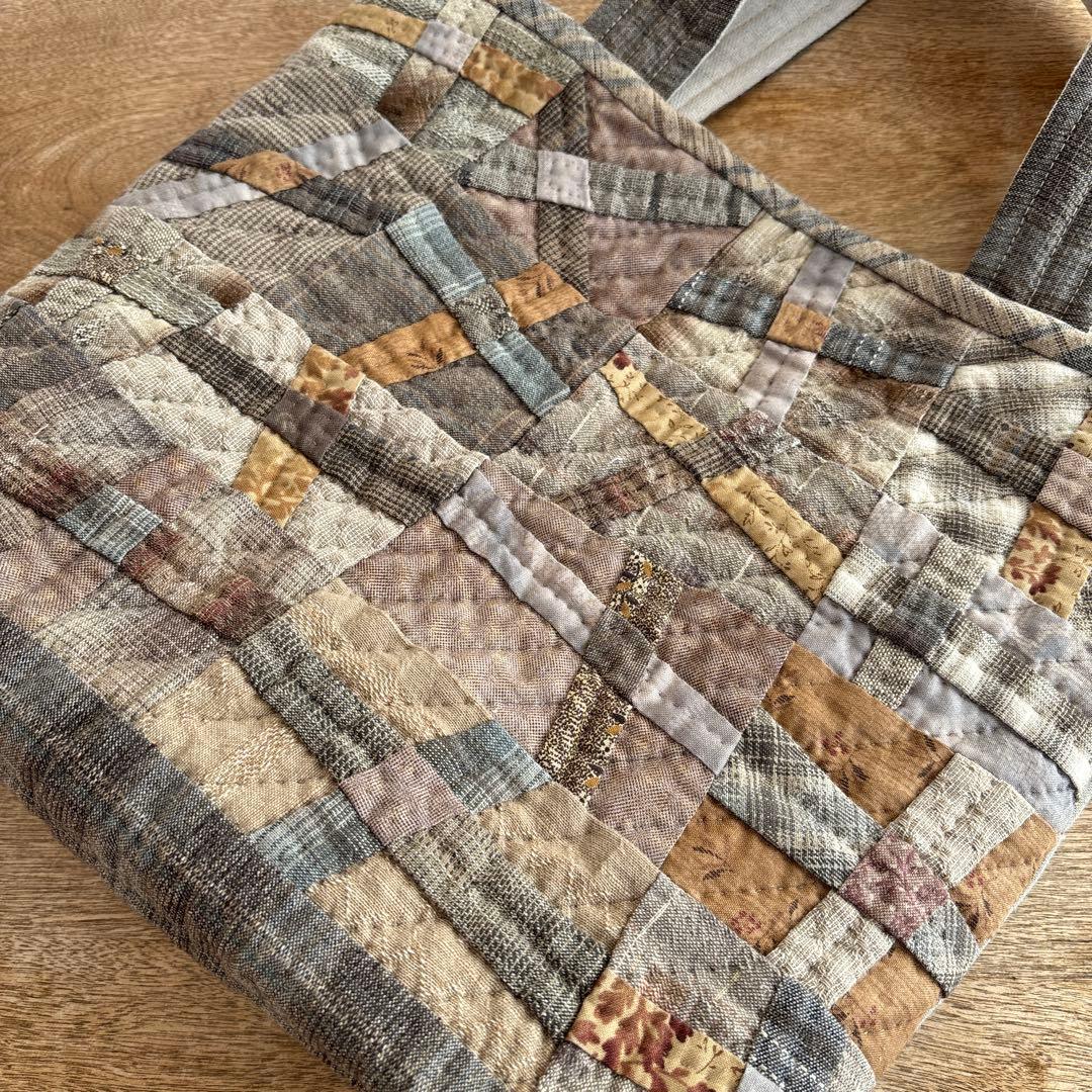 パッチワークキルト　トープカラーとハウスのトートバック　ハンドメイド