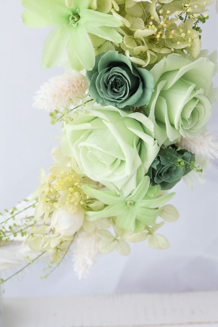 この世の中にはないバラのカラーであるグリーンの全て本物で作成　プリザ加工のリース