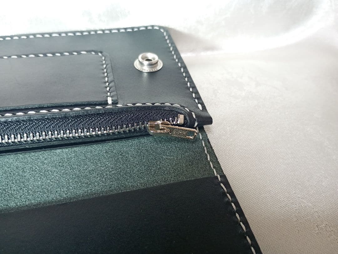 黒色　トラッカーウォレット　牛革　たつのレザー　植物タンニン鞣し　三層二つ折り