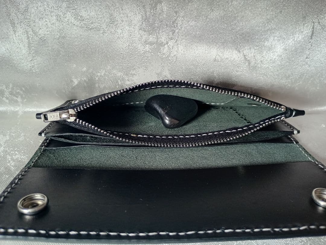 黒色　トラッカーウォレット　牛革　たつのレザー　植物タンニン鞣し　三層二つ折り