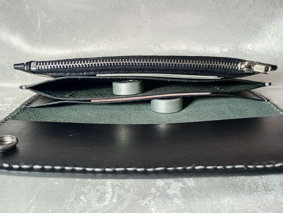 黒色　トラッカーウォレット　牛革　たつのレザー　植物タンニン鞣し　三層二つ折り