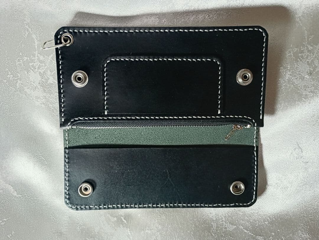 黒色　トラッカーウォレット　牛革　たつのレザー　植物タンニン鞣し　三層二つ折り