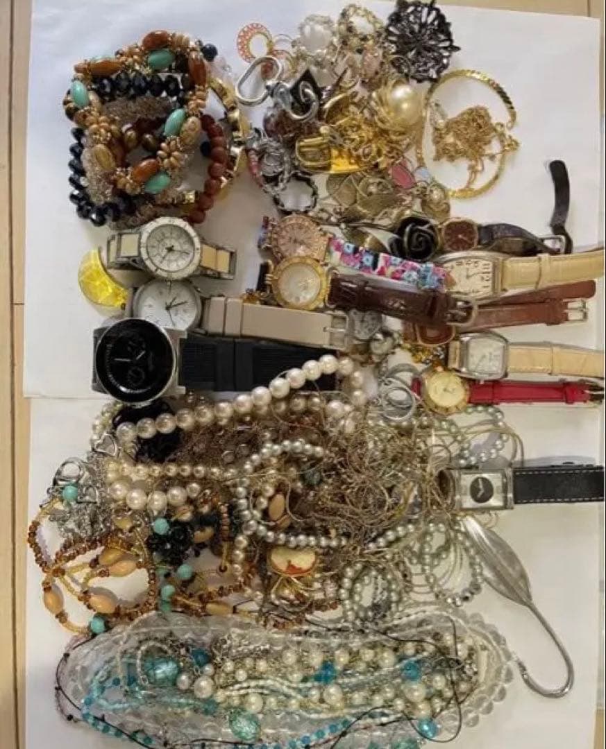 ネックレスとブレスレット