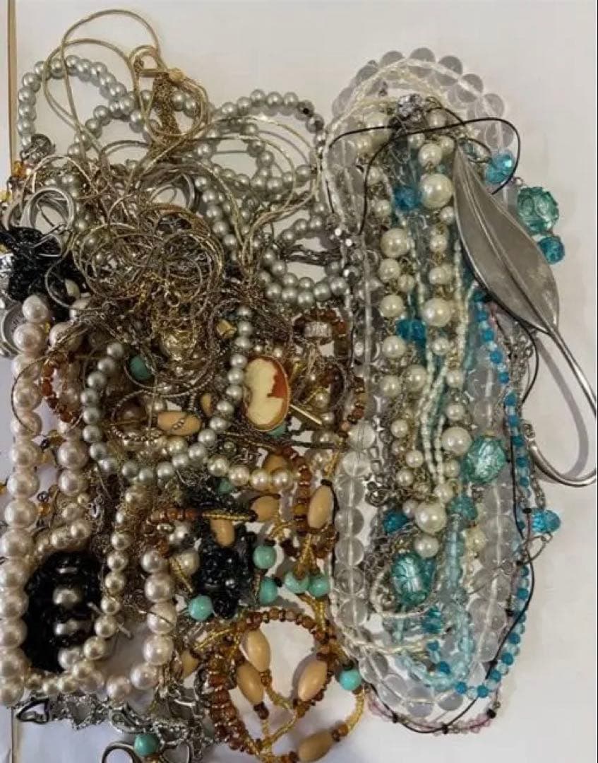 ネックレスとブレスレット