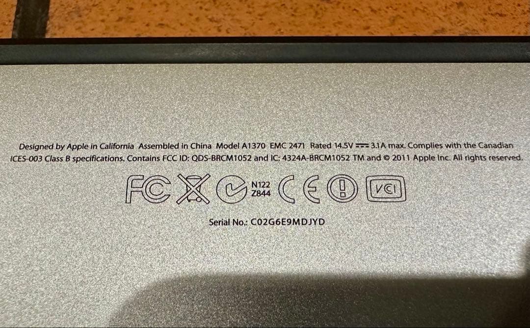 Apple MacBook Air 11インチ　Mid2011 A1370