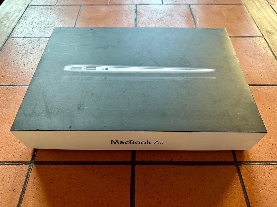 Apple MacBook Air 11インチ　Mid2011 A1370