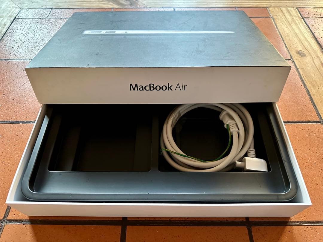 Apple MacBook Air 11インチ　Mid2011 A1370