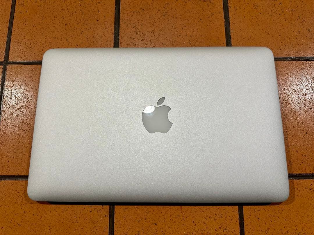 Apple MacBook Air 11インチ　Mid2011 A1370