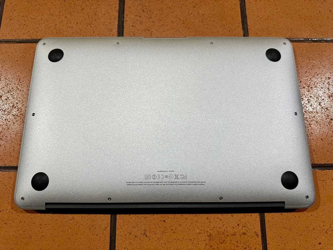 Apple MacBook Air 11インチ　Mid2011 A1370