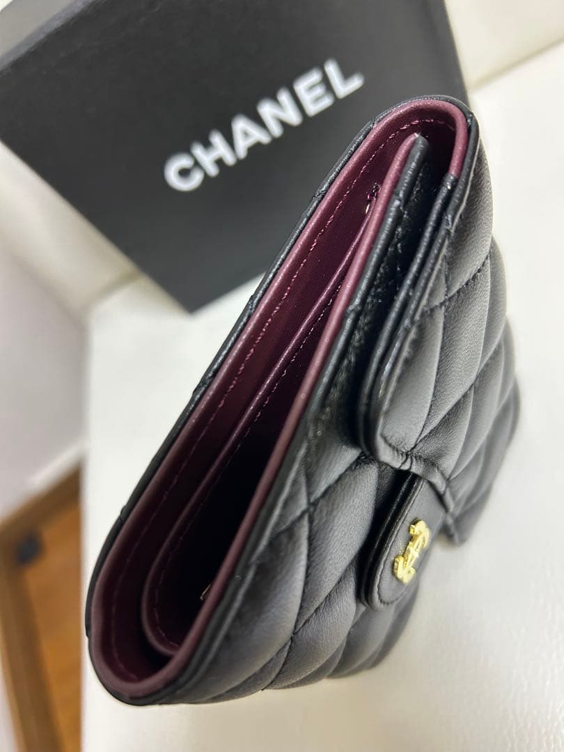 CHANELノベルティ二つ折り財布ゴールド金具