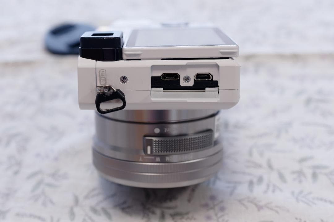 α6000（白色）　パワーズームレンズキット　＋　周辺アイテム多数！