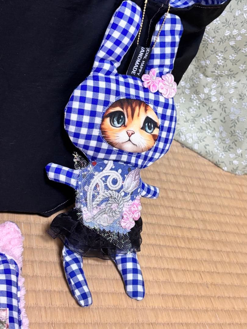 ♡ハンドメイド　ふりふり　ラウンドバッグ　マスコット付き　犬　パネルバッグ