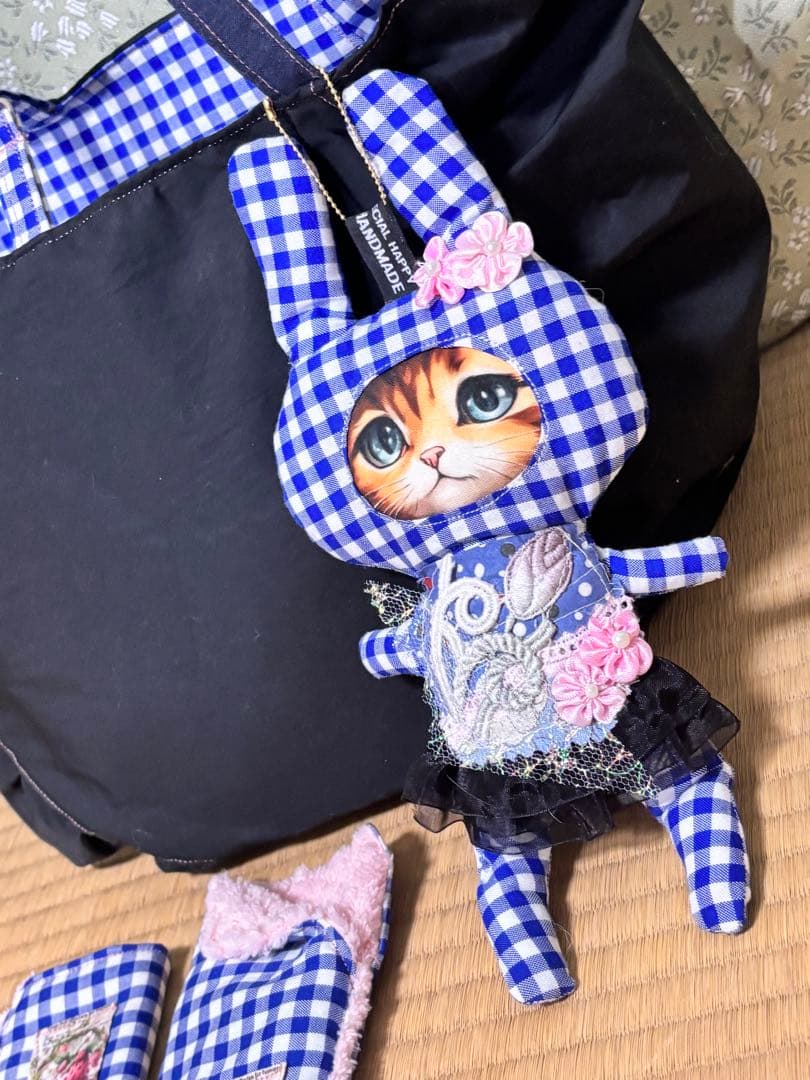 ♡ハンドメイド　ふりふり　ラウンドバッグ　マスコット付き　犬　パネルバッグ