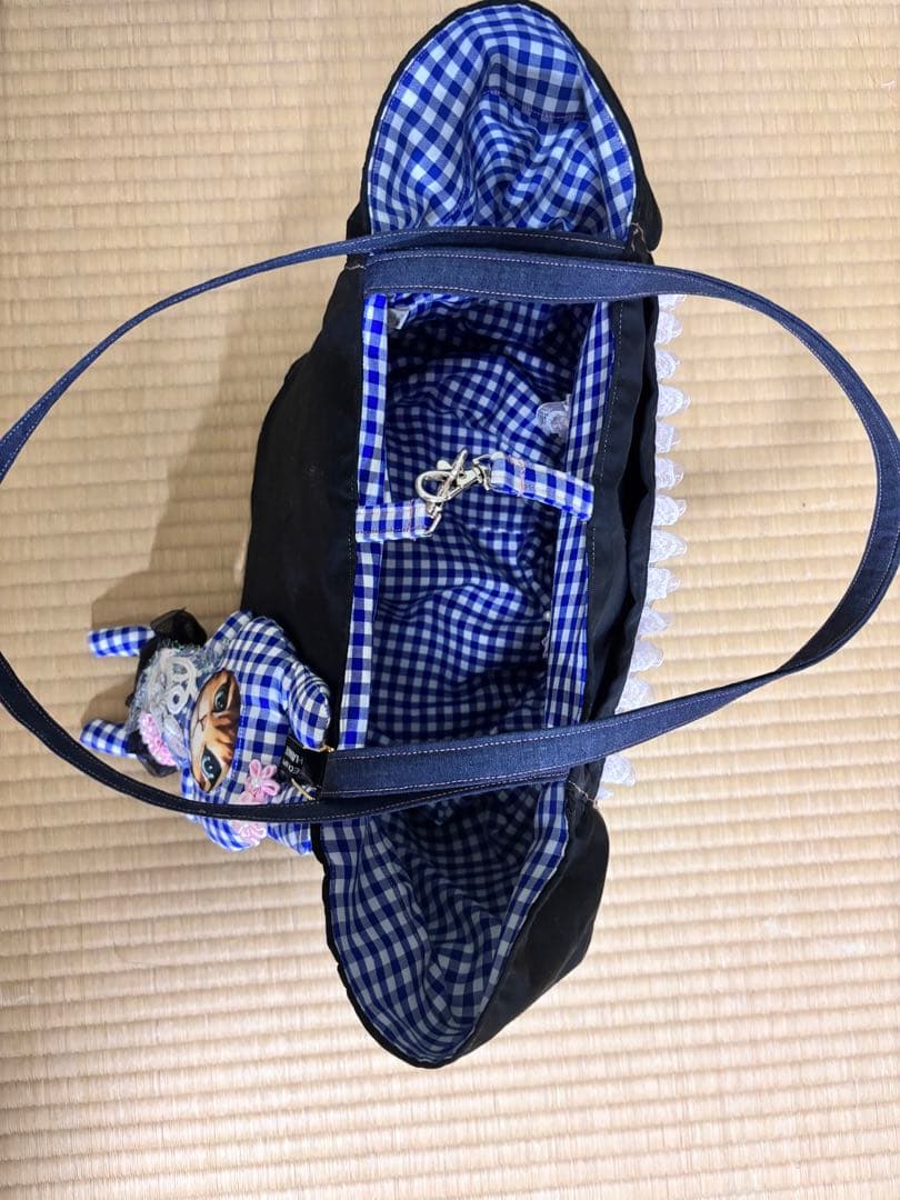 ♡ハンドメイド　ふりふり　ラウンドバッグ　マスコット付き　犬　パネルバッグ