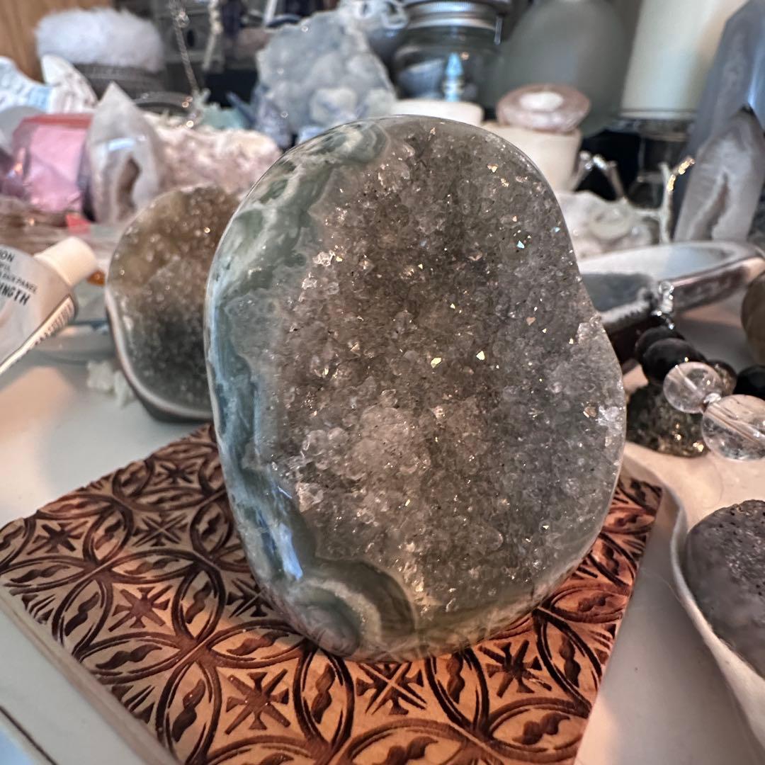 珍しい緑水晶メイノウげ原石　天然石　置物